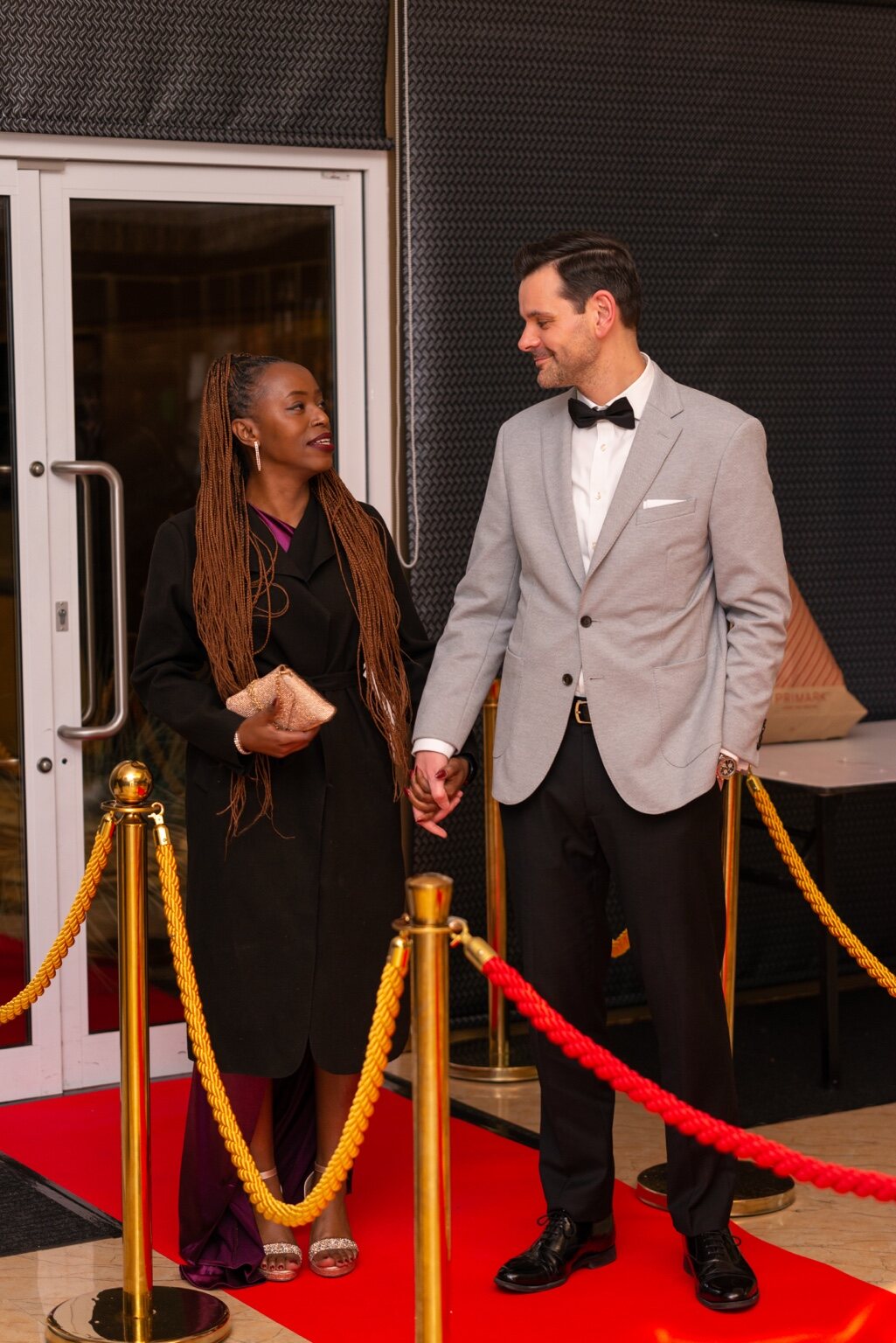 Guests arriving beside the red carpet at the 2024 Grille Community Christmas Gala